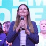 Caren Tepp se dirige a la militancia en el búnker de Fuerza Patria, tras conocerse los resultados electorales en Santa Fe.