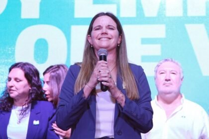 Caren Tepp se dirige a la militancia en el búnker de Fuerza Patria, tras conocerse los resultados electorales en Santa Fe.