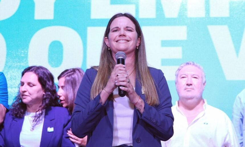 Caren Tepp se dirige a la militancia en el búnker de Fuerza Patria, tras conocerse los resultados electorales en Santa Fe.