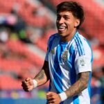 El seleccionado argentino Sub 20 celebra uno de los goles en Santiago de Chile, en un nuevo paso rumbo al título mundial.
