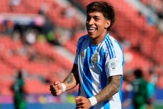 El seleccionado argentino Sub 20 celebra uno de los goles en Santiago de Chile, en un nuevo paso rumbo al título mundial.