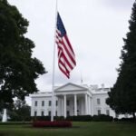 La Casa Blanca prevé que estas reducciones vayan más allá de suspensiones temporales, como ha ocurrido en otras ocasiones que se ha producido un cierre de Gobierno, y se eliminen permanentemente los puestos de trabajo que no encajen en las prioridades del presidente, Donald Trump.