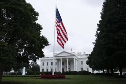 La Casa Blanca prevé que estas reducciones vayan más allá de suspensiones temporales, como ha ocurrido en otras ocasiones que se ha producido un cierre de Gobierno, y se eliminen permanentemente los puestos de trabajo que no encajen en las prioridades del presidente, Donald Trump.