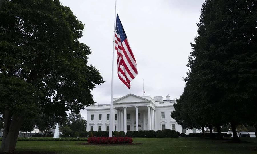 La Casa Blanca prevé que estas reducciones vayan más allá de suspensiones temporales, como ha ocurrido en otras ocasiones que se ha producido un cierre de Gobierno, y se eliminen permanentemente los puestos de trabajo que no encajen en las prioridades del presidente, Donald Trump.