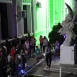 Vecinos y visitantes recorren el Cementerio Municipal de Santa Fe en una propuesta cultural que combina historia, arte y música en vivo, bajo el cielo nocturno de la ciudad.