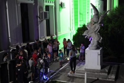 Vecinos y visitantes recorren el Cementerio Municipal de Santa Fe en una propuesta cultural que combina historia, arte y música en vivo, bajo el cielo nocturno de la ciudad.