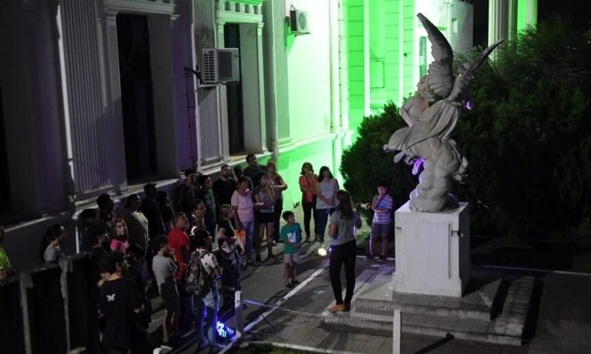 Vecinos y visitantes recorren el Cementerio Municipal de Santa Fe en una propuesta cultural que combina historia, arte y música en vivo, bajo el cielo nocturno de la ciudad.