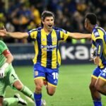 Ignacio Malcorra celebra su gol ante River Plate en el Gigante de Arroyito, en una noche clave para Rosario Central que lo deja como líder de la tabla anual del fútbol argentino.