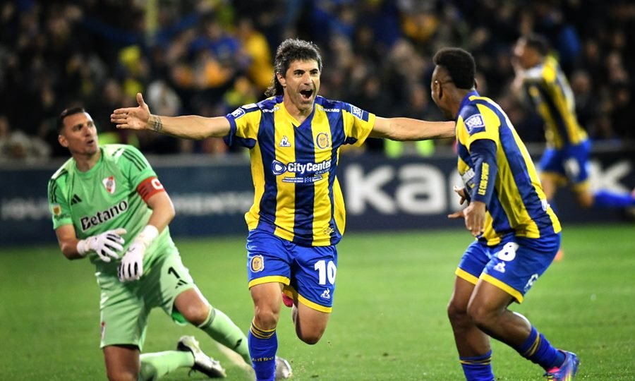 Ignacio Malcorra celebra su gol ante River Plate en el Gigante de Arroyito, en una noche clave para Rosario Central que lo deja como líder de la tabla anual del fútbol argentino.