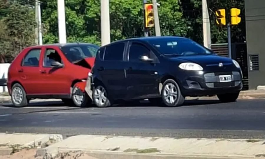 Dos vehículos involucrados en el choque sobre la Ruta Provincial N.º 1, a la altura de Colastiné Norte (Foto de archivo).