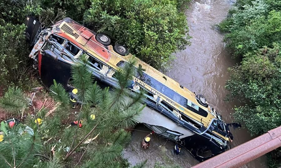 El colectivo de la empresa Sol del Norte cayó al arroyo Yazá tras impactar con un automóvil en la Ruta Nacional 14, a la altura de Campo Viera (Misiones).