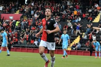 Christian Bernardi celebra su gol ante Defensores Unidos en el Brigadier López, en el cierre de la temporada para Colón, que se despidió con una victoria tras un año difícil.