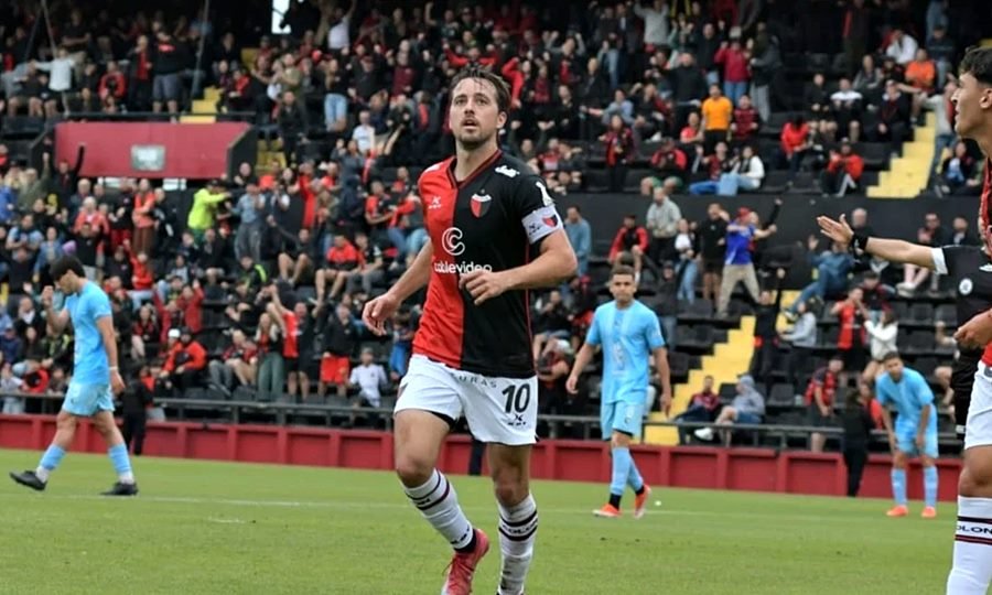 Christian Bernardi celebra su gol ante Defensores Unidos en el Brigadier López, en el cierre de la temporada para Colón, que se despidió con una victoria tras un año difícil.