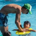 Niños y adultos mayores disfrutan de actividades recreativas en las colonias de vacaciones municipales.