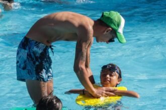 Niños y adultos mayores disfrutan de actividades recreativas en las colonias de vacaciones municipales.