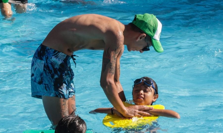 Niños y adultos mayores disfrutan de actividades recreativas en las colonias de vacaciones municipales.