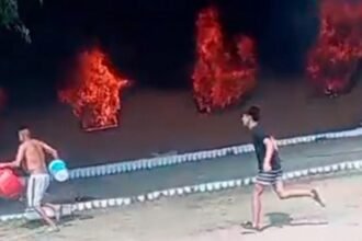 Bomberos y vecinos trabajaron en el lugar del incendio que destruyó la iglesia en barrio Villa Serrana, Córdoba.