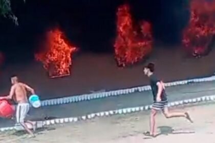 Bomberos y vecinos trabajaron en el lugar del incendio que destruyó la iglesia en barrio Villa Serrana, Córdoba.