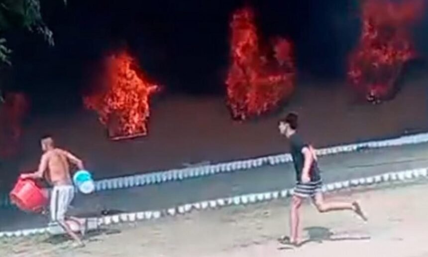 Bomberos y vecinos trabajaron en el lugar del incendio que destruyó la iglesia en barrio Villa Serrana, Córdoba.