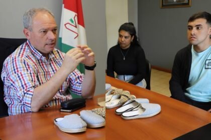 El intendente Elvio Cotterli junto a los emprendedores locales Nicolás Perín y Rocío Oroño, creadores de “Carpe Diem”, en el despacho municipal de Laguna Paiva.
