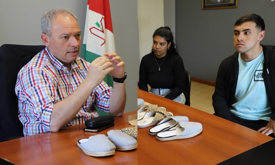 El intendente Elvio Cotterli junto a los emprendedores locales Nicolás Perín y Rocío Oroño, creadores de “Carpe Diem”, en el despacho municipal de Laguna Paiva.