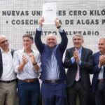 Momento histórico: Elvio Cotterli sostiene las escrituras que devuelven a Laguna Paiva las tierras del ex Belgrano, acompañado por ministros y legisladores provinciales.