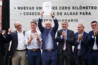 Momento histórico: Elvio Cotterli sostiene las escrituras que devuelven a Laguna Paiva las tierras del ex Belgrano, acompañado por ministros y legisladores provinciales.