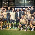 La Selección Argentina junto a Daddy Yankee (hoy conocido como Raymond Ayala). durante una práctica en Estados Unidos, en la previa de un amistoso internacional.