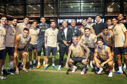 La Selección Argentina junto a Daddy Yankee (hoy conocido como Raymond Ayala). durante una práctica en Estados Unidos, en la previa de un amistoso internacional.