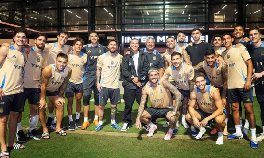 La Selección Argentina junto a Daddy Yankee (hoy conocido como Raymond Ayala). durante una práctica en Estados Unidos, en la previa de un amistoso internacional.