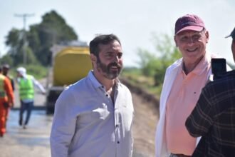 Carlos De Grandis recorrió las obras de pavimentación en la zona industrial de Puerto General San Martín.