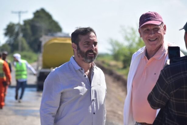 Carlos De Grandis recorrió las obras de pavimentación en la zona industrial de Puerto General San Martín.
