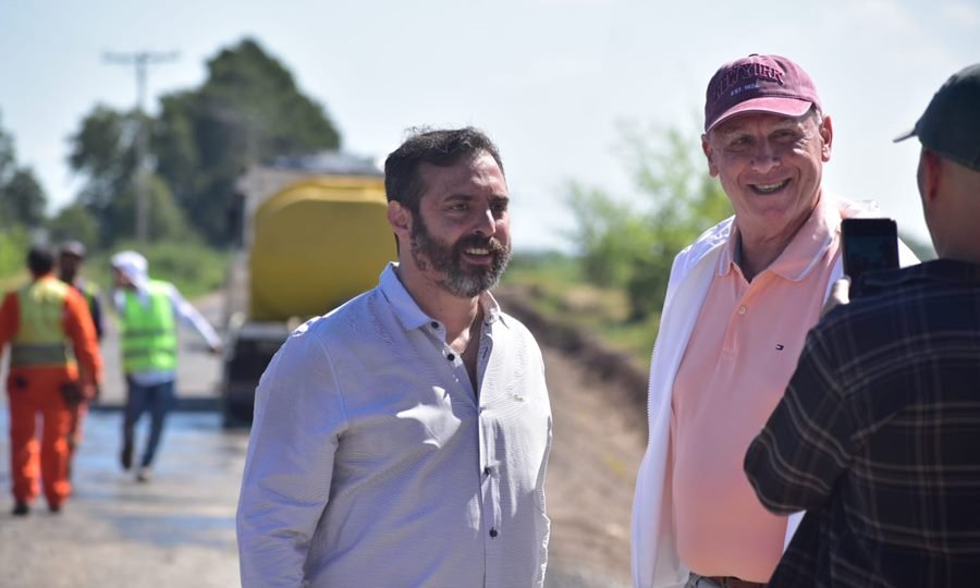 Carlos De Grandis recorrió las obras de pavimentación en la zona industrial de Puerto General San Martín.