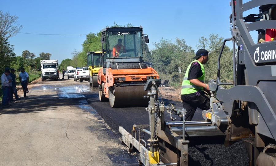 Equipos y maquinaria pesada en plena tarea para mejorar los accesos de camiones a los puertos locales.