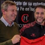 Rodolfo De Paoli en su presentación como técnico de Colón junto al presidente Victor Godano
