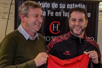 Rodolfo De Paoli en su presentación como técnico de Colón junto al presidente Victor Godano