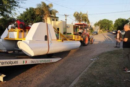 La nueva desmalezadora acuática permitirá mejorar el mantenimiento y la limpieza del Balneario Municipal de Laguna Paiva.