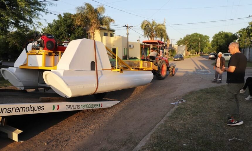 La nueva desmalezadora acuática permitirá mejorar el mantenimiento y la limpieza del Balneario Municipal de Laguna Paiva.