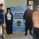La Policía Federal trasladó a la empleada municipal de Rosario y a Hugo Marcelo O. y Nicolás Nahuel O., quienes se entregaron tras los allanamientos por microtráfico en Rosario y Villa Gobernador Gálvez.