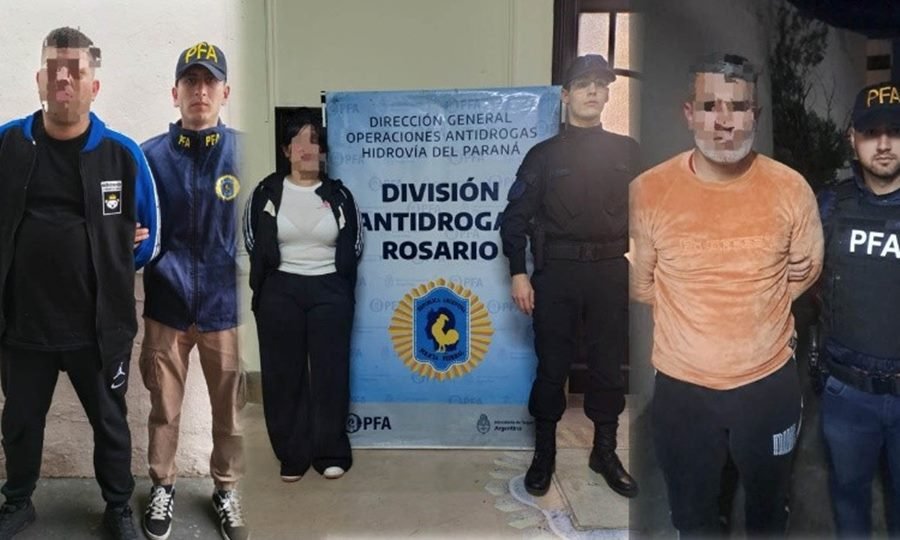 La Policía Federal trasladó a la empleada municipal de Rosario y a Hugo Marcelo O. y Nicolás Nahuel O., quienes se entregaron tras los allanamientos por microtráfico en Rosario y Villa Gobernador Gálvez.