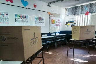 Mesas de votación durante las elecciones legislativas 2025 en Argentina, en una jornada marcada por la baja participación ciudadana.