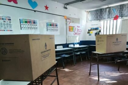 Mesas de votación durante las elecciones legislativas 2025 en Argentina, en una jornada marcada por la baja participación ciudadana.