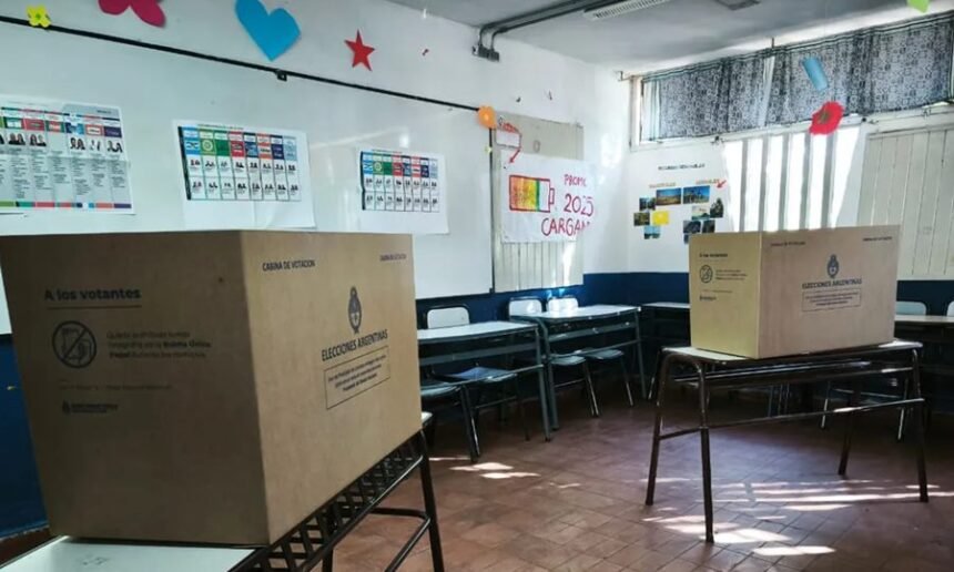 Mesas de votación durante las elecciones legislativas 2025 en Argentina, en una jornada marcada por la baja participación ciudadana.