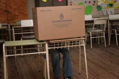 Urnas en un centro de votación de Santa Fe durante una jornada electoral.