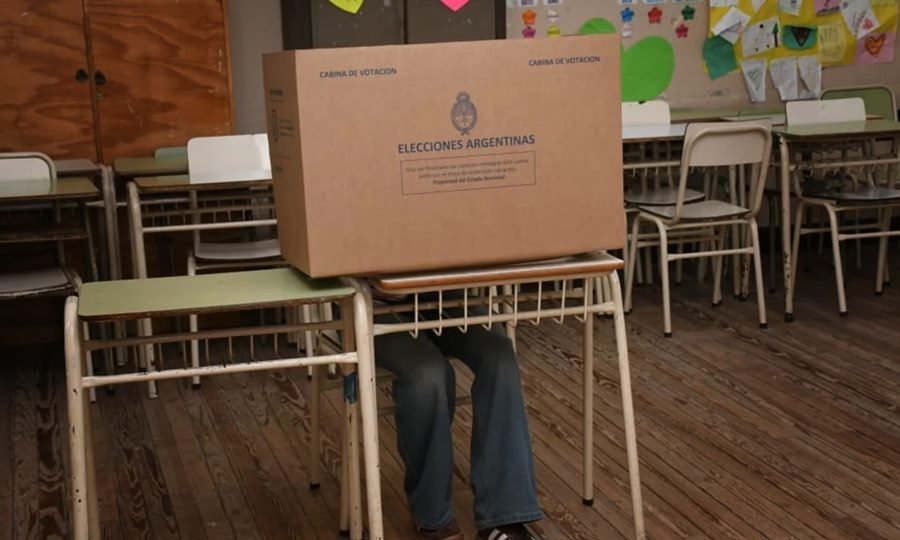 Urnas en un centro de votación de Santa Fe durante una jornada electoral.