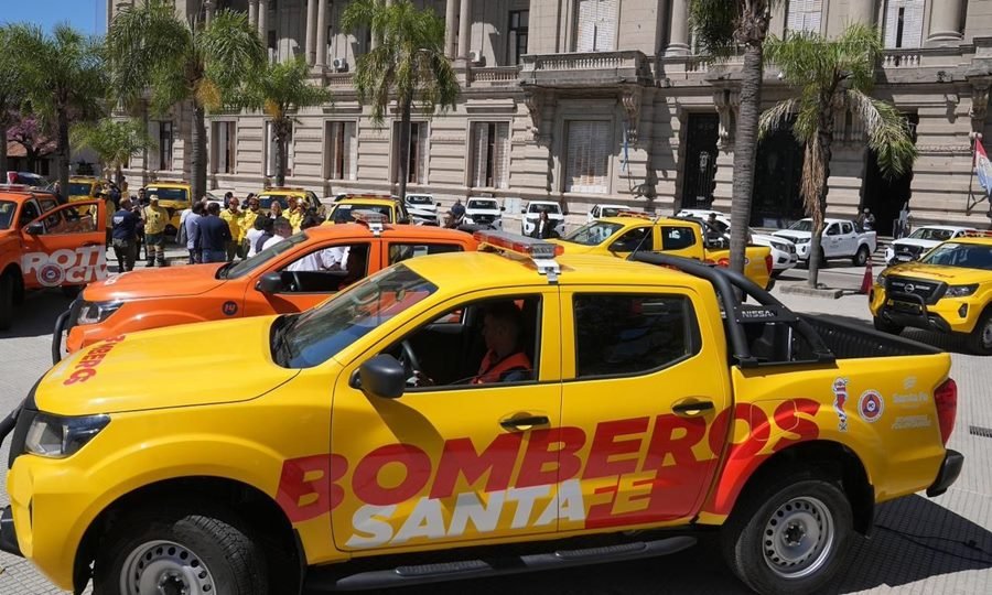 La vicegobernadora Gisela Scaglia encabezó el acto de entrega de camionetas y equipamiento para reforzar el combate de incendios y la protección de la biodiversidad en Santa Fe.