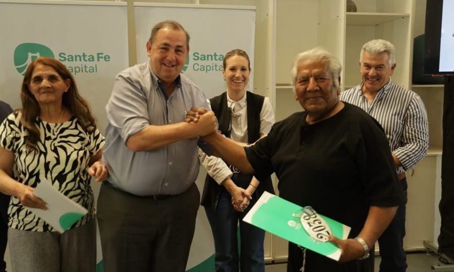 Acto de entrega de escrituras a familias santafesinas, en el marco del Programa de Regularización Dominial.