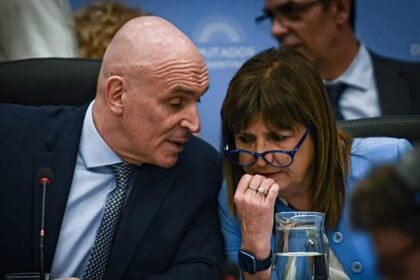 La ministra le exigió respuestas al principal candidato de LLA de cara a octubre.