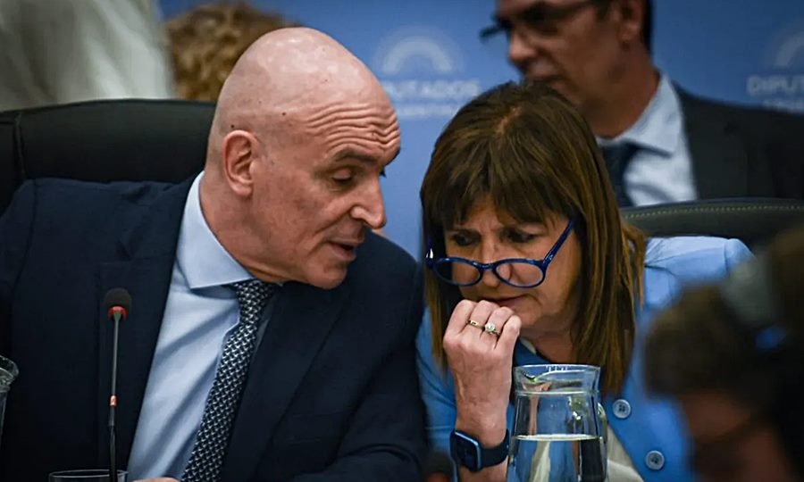 La ministra le exigió respuestas al principal candidato de LLA de cara a octubre.