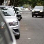 Calles de Santa Fe con espacios regulados bajo el sistema de estacionamiento medido.